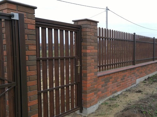 Установка забора из металлоштакетника в Слуцке